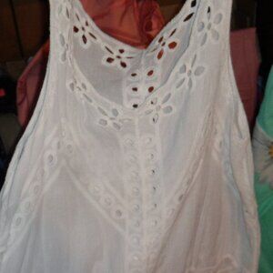 CUTE WHITE EYELET LIGHT AND BREEZY TOP-SZ 5XL-EXCELLENT